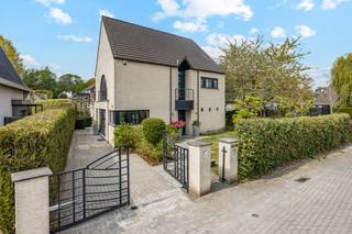 <p><span>Gelegen langs de Brusselsesteenweg 175 te Aalst, op de grens met Erembodegem, bevindt zich deze goed onderhouden woning (bouwjaar 1995) met verrassend veel ruimte en comfort.</span></p><p><span> </span></p><p><span>Bij het betreden van de woning komt u in een verzorgde inkomhal met gastentoilet. Aansluitend vindt u de volledig geïnstalleerde keuken met kwalitatieve toestellen en praktische berging. De bijzonder ruime en lichtrijke leefruimte met sfeervol haardvuur vormt het hart van de woning en geniet dankzij de grote glaspartijen van een mooi zicht op én directe toegang tot het volledig aangelegde terras en de tuin.</span></p><p><span> </span></p><p><span>Op de eerste verdieping bevinden zich maar liefst drie volwaardige slaapkamers, een aparte doucheruimte, een badkamer, een dressing én een aangenaam zonneterras. Via een vaste trap bereikt u de tweede verdieping, waar nog twee ruime extra kamers voorzien zijn — ideaal als extra slaapkamers, hobbyruimte of bureau.</span></p><p><span> </span></p><p><span>De woning wordt verwarmd via centrale verwarming op aardgas en beschikt bovendien over airconditioning in zowel de leefruimte als de slaapkamer, een alarmsysteem, zonnepanelen en dubbele beglazing.</span></p><p><span> </span></p><p><span>De mooi aangelegde tuin met oprit en dakterras vervolledigt het geheel. Achteraan het perceel bevindt zich nog een extra bijgebouw dat perfect kan dienen als praktijkruimte, kantoor of ruime berging.</span></p><p><span> </span></p><p><span>Kortom: een verrassend ruime, instapklare en veelzijdige woning met tal van mogelijkheden op een uitstekende ligging! </span></p><p><span> </span></p><p><span>Wij werken met een bezoekmoment op zaterdag 9 mei. Bezoeken zijn enkel mogelijk mits voorafgaande reservatie.</span><span> </span></p><p><span> </span></p><p><span>Voor meer informatie en/of een bezoek, contacteert u Didier van Immo Zone op het nummer 0476/ 73. 17. 99.</span></p><p><span> </span></p>