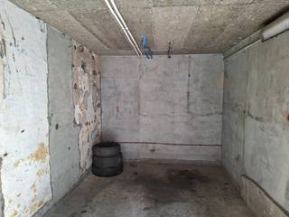 Ben je op zoek naar extra ruimte voor je wagen, motor of fiets? Deze praktische garagebox/opslagplaats in Antwerpen-Centrum is onmiddellijk beschikbaar. <br /><br />Specificaties:<br />- 5,25m diep, 2,95m breed<br />- Automatische sectionale poort<br />- Stroomvoorziening: aanwezig<br />- Watervoorziening: aanwezig <br />- Geschikt voor één auto, motor(en), fietsen of opslag van materialen<br /><br />Belangrijke info:<br />- Niet geschikt voor permanente werkplaatsactiviteiten of opslag van gevaarlijke stoffen<br /><br />Voor meer informatie kan u steeds contact opnemen met One vastgoed!