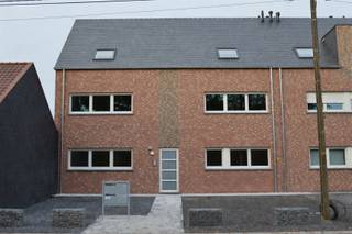 <p><span>Ruim gelijkvloers appartement te huur Mol (Rauw).<br />Dit aangenaam en lichtrijk gelijkvloers appartement is ideaal gelegen in een rustige omgeving van Mol-Rauw, met een vlotte verbinding naar zowel Lommel als de ring Geel Mol Lommel.</span></p><p><span>Indeling:</span></p><ul><li><span>Inkomhal </span></li><li><span>Ruime woonkamer met open, volledig ingerichte keuken </span></li><li><span>Praktische berging </span></li><li><span>Badkamer met alle comfort </span></li><li><span>1 ruime slaapkamer </span></li><li><span>Terras met zicht op de omgeving </span></li><li><span>Carport met extra berging </span></li></ul><p><span>Dit appartement combineert comfortabel wonen met een uitstekende ligging.</span></p>