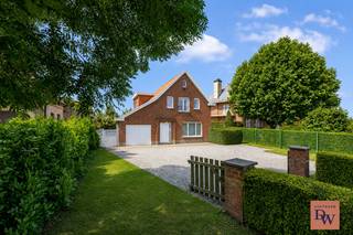 Ruime gezinswoning met 4 slaapkamers op een perceel van 619 m² in Gijzenzele (Oosterzele)<br />Op zoek naar een ruime gezinswoning met tal van mogelijkheden en een vlotte bereikbaarheid? Dan is deze verzorgde woning aan de Wetterse Steenweg 41 te 9860 Gijzenzele (Oosterzele) zeker een bezoek waard.<br />Deze woning werd gebouwd in 1966 en bevindt zich op een perceel van 619 m². Met een bewoonbare oppervlakte van 162 m², vier slaapkamers en twee badkamers biedt ze alle ruimte voor een groot gezin of wie graag comfortabel woont.<br />De woning beschikt over een aangename leefruimte, een functionele keuken, een berging, een kruipkelder, twee badkamers, twee toiletten en verschillende multifunctionele ruimtes. Op de verdieping bevinden zich vier volwaardige slaapkamers. Buiten is er een garage en een ruime opgegrinte oprit met plaats voor meerdere wagens.<br />De ligging langs de Wetterse Steenweg zorgt voor een uitstekende verbinding richting Oosterzele, Wetteren, Gent en de omliggende gemeenten. Winkels, scholen en openbaar vervoer bevinden zich in de nabije omgeving, waardoor de woning bijzonder praktisch gelegen is voor woon-werkverkeer.<br /><br />Troeven:<br />4 slaapkamers<br />2 badkamers<br />Garage en ruime oprit<br />EPC-label C – 297 kWh/m²/jaar<br />P-score: A<br />G-score: A<br />Asbestveilig (niet asbestvrij)<br /><br />Vraagprijs: € 425.000<br />Interesse?<br />Wenst u meer informatie of een bezoek ter plaatse?<br />Contacteer Lorina.<br />📧 lorina@vastgoeddw.be<br />📞 0460 96 90 61