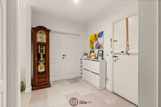 Dit ruime appartement is gelegen op een absolute topligging aan de fruitmarkt in het centrum van Genk. Winkels, horecazaken, scholen, openbaar vervoer en alle dagelijkse voorzieningen bevinden zich op wandelafstand. Daarnaast geniet u van een vlotte verbinding naar de belangrijkste invalswegen, waardoor u zich snel verplaatst naar de omliggende gemeenten.<br /><br />Het appartement maakt deel uit van een kleinschalig appartementsgebouw en werd gebouwd in 1991. In 2021 onderging het appartement een grondige renovatie, waardoor u vandaag geniet van een hedendaags wooncomfort gecombineerd met een bijzonder ruime indeling.<br /><br />Via de inkomhal komt u binnen in de ruime leefruimte, waar de grote raampartijen zorgen voor een aangename natuurlijke lichtinval. Aansluitend bevindt zich de ruime keuken met voldoende werk- en kastruimte en rechtstreekse toegang tot één van de twee terrassen.<br /><br />Verder biedt het appartement de mogelijkheid om vier volwaardige slaapkamers in te richten. Heeft u liever een thuiskantoor of hobbyruimte? Dan kan u er ook perfect voor kiezen om drie slaapkamers te voorzien, aangevuld met een aparte bureau- of hobbyruimte.<br /><br />Daarnaast zijn er twee ingerichte badkamers en twee aparte toiletten, wat zorgt voor een optimaal wooncomfort voor grotere gezinnen of wie graag wat extra ruimte heeft.<br /><br />Een extra troef zijn de twee terrassen, zowel aan de voor- als achterzijde van het appartement. Zo geniet u op elk moment van de dag van een aangename buitenruimte.<br /><br />Tot slot beschikt het appartement over een privatieve kelderberging. Dankzij het EPC-label B (199 kWh/m²jaar) woont u bovendien energiezuinig.<br />Het appartement is vrij bij akte, waardoor een snelle overdracht mogelijk is.<br /><br /><strong>Indeling</strong>
<ul>
	<li>Inkomhal</li>
	<li>Ruime leefruimte</li>
	<li>Keuken</li>
	<li>Nachthal</li>
	<li>4 slaapkamers (of 3 slaapkamers + bureau)</li>
	<li>2 badkamers</li>
	<li>2 aparte toiletten</li>
	<li>Terras vooraan</li>
	<li>Terras achteraan</li>
	<li>Privatieve kelderberging</li>
</ul>
<strong>Troeven</strong>

<ul>
	<li>Zeer ruim appartement van 170 m²</li>
	<li>Topligging in het centrum van Genk</li>
	<li>Kleinschalig appartementsgebouw</li>
	<li>Volledig gerenoveerd in 2021</li>
	<li>Vier slaapkamers of combinatie met bureau</li>
	<li>Twee badkamers en twee aparte toiletten</li>
	<li>Twee terrassen</li>
	<li>EPC-label B (199 kWh/m²jaar)</li>
	<li>Vrij bij akte</li>
</ul>
Bent u op zoek naar een uitzonderlijk ruim en instapklaar appartement op een toplocatie in Genk? Neem vandaag nog contact op voor meer informatie of plan een bezichtiging via info@optie-m.be of 011 23 11 01<br />Stedenbouwkundige informatie: VG, Wg, Gmo, Gvkr, Gvv.