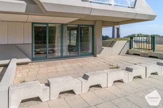Op zoek naar een<strong> ruim appartement</strong> op een toplocatie in De Panne? Dit lichtrijke hoekappartement, gelegen in een volledig vernieuwde residentie, bevindt zich vlak bij het centrum, <strong>aan de duinen en op enkele stappen van het strand.</strong><br /><br />Het appartement biedt een <strong>prachtig uitzicht op de duinen met zicht richting zee</strong> en vormt de ideale basis om volledig naar eigen smaak te renoveren of op te frissen.<br /><br /><strong>Indeling</strong>
<ul>
	<li>Ruime inkomhal met vestiaire</li>
	<li>Apart gastentoilet</li>
	<li>Berging</li>
	<li>Lichtrijke leefruimte met grote raampartijen</li>
	<li>Keuken</li>
	<li>Ruim terras van ca. 20 m²</li>
	<li>Badkamer met ligbad en wastafel</li>
	<li>Drie ruime slaapkamers, waarvan één met ingemaakte kasten</li>
	<li>Garage en private parkeerplaats inbegrepen in de prijs</li>
</ul>
<strong>Troeven</strong><br /><br /><strong>✔</strong> Topligging aan de duinen, vlak bij het strand en het centrum<br /><strong>✔</strong> Volledig vernieuwde residentie<br /><strong>✔</strong> Veel lichtinval dankzij de hoekligging<br /><strong>✔</strong> Ruim terras van 20 m²<br /><strong>✔</strong> Garage en parkeerplaats inbegrepen<br /><strong>✔ </strong>Te renoveren of op te frissen naar eigen smaak<br /><br /><strong>Laat u verrassen door de uitzonderlijke ligging en het enorme potentieel van dit appartement. Maak vandaag nog een afspraak voor een bezichtiging!</strong><br /> 