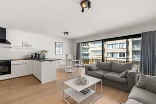 Stijlvol gerenoveerd appartement in Oostende centrum<br /><br />Ontdek dit instapklaar appartement te koop in het centrum van Oostende, waar comfort en een topligging perfect samenkomen. Ideaal voor wie op zoek is naar een eigendom nabij het centrum, met alle voorzieningen binnen handbereik.<br /><br />De gerenoveerde afwerking zorgt voor een moderne en warme uitstraling. U wordt verwelkomd met een lichtrijke leefruimte die naadloos aansluit met de open keuken. De keuken is volledig uitgerust met alle nodige apparatuur en vormt het hart van de woonst. Verder beschikt het appartement over twee volwaardige slaapkamers en een verzorgde badkamer. <br /><br />Dankzij de centrale ligging in Oostende woon je op wandelafstand van winkels, horeca en het strand, wat dit een perfecte gezinswoning of tweede verblijf maakt.<br /><br />Interesse in deze woning te koop in Oostende? Neem vandaag nog contact op met Immo Francois en plan je bezoek. Als ervaren makelaar actief in Oostende begeleiden wij je graag bij elke stap richting jouw nieuwe thuis.<br /><br />
