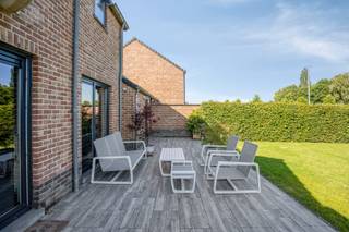 In een rustige en aangename woonomgeving in Tongeren bevindt zich deze uitstekend onderhouden woning op een perceel van 543 m². De woning werd gebouwd in 2004 en biedt een praktische indeling, veel comfort en diverse energiebesparende voorzieningen.<br /><br />Indeling: <br />x centrale inkomhal met gastentoilet en vestiaire; <br />x lichtrijke leefruimte met een gezellige L-vormige woonkamer die naadloos overgaat in de open keuken. Grote raampartijen geven een aangename verbinding met het terras en de tuin. <br />x ingerichte keuken; <br />x aansluitend een praktische berging; <br />x inpandige garage met berging, wasruimte en extra bergruimte op de open zolder. Vanuit de garage is er een rechtstreekse toegang naar terras en tuin. <br /><br />Op de verdieping: <br />x drie slaapkamers, <br />x een apart toilet, <br />x vernieuwde badkamer met lavabomeubel en instapdouche. <br />x de zolder is bereikbaar via een luik in de nachthal.<br /><br />De woning werd doorheen de jaren met zorg onderhouden en verkeert in een nette staat.<br /><br />Buiten geniet je van een mooi aangelegd terras, een volledig omheinde tuin met groene hagen en een grote tuinberging. Dankzij de noordwestelijke oriëntatie profiteer je van de middag- en avondzon op het terras.<br /><br />Technisch : <br />x nieuwe Vaillant condensatieketel 2022; <br />x 8 zonnepanelen met 3.200 Wp;<br />x regenwaterput van 5.000 liter. <br />x een waterverzachter. <br />x een conforme elektrische installatie.<br />x goed EPC label B.<br /><br />INTERESSE? Maak dan een afspraak voor bezichtiging op het nummer 012 23 00 23 of mail uw vragen aan roland@immo-leroi.be.