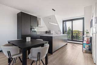 Helemaal bovenaan, op de derde verdieping van een recent en kleinschalig gebouw, vind je dit dakappartement uit 2022. Instapklaar, energiezuinig en op een plek in Ekeren waar je alles vlot binnen handbereik hebt.<br /><br />Binnen is elke vierkante meter goed benut. De lichte leefruimte sluit aan op de stijlvolle, volledig ingerichte keuken en buiten wacht een zonnig terras. Een fijne plek voor je eerste koffie van de dag. Of net die laatste in de avondzon.<br /><br />Er is één volwaardige slaapkamer én een extra multifunctionele kamer. Thuiswerkplek, dressing, logeerkamer? Vul ze vooral in zoals jij ze nodig hebt. De zolder zorgt bovendien voor handige extra ruimte.<br /><br />De gemeenschappelijke fietsenberging biedt een veilig onderdak voor al jouw rijwielen. <br /><br />Vloerverwarming, recente technieken en de lift maken het comfort compleet.<br /><br />Geen overdaad aan vierkante meters, wel een appartement waar alles klopt. Voor wie alleen of met twee comfortabel wil wonen, of op zoek is naar een interessante investering in Ekeren.<br /><br />Beschikbaar maart 2027 <br />Gemeenschappelijke kosten € 96.82/m