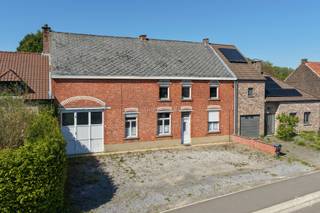 <p><strong>Charmante te renoveren woning met uitzonderlijk veel potentieel op riant perceel in Rotselaar<br /><br /></strong>In de Hellichtstraat 89 in Rotselaar vinden we deze karaktervolle en bijzonder volumineuze woning op een prachtig perceel van maar liefst <strong>18 are 40 centiare</strong>. De woning geniet van een unieke ligging, met achteraan aansluiting op een groen achterliggend gebied, wat zorgt voor een aangenaam gevoel van ruimte, rust en privacy.<br /><br />De gevel straalt meteen charme en karakter uit, terwijl het interieur volledig naar eigen smaak en noden kan worden gerenoveerd. Een absolute troef is dat er reeds een <strong>goedgekeurde vergunning</strong> werd bekomen, waardoor de toekomstige eigenaar onmiddellijk kan starten met de verbouwingswerken.<br /><br />Volgens de goedgekeurde plannen biedt deze woning tal van mogelijkheden en werd er slim ingezet op het combineren van <strong>wonen en werken</strong>. Zo is er onder meer een ruime praktijkruimte voorzien met aparte ingang, aangevuld met een bureauruimte. Ideaal voor vrije beroepen, zelfstandigen of wie graag professioneel aan huis werkt zonder in te boeten aan wooncomfort.<br /><br />De plannen voorzien verder in royale leefruimtes met grote raampartijen tot plafondhoogte, waardoor licht, ruimte en tuinbeleving centraal staan. Daarnaast worden er maar liefst <strong>6 slaapkamers</strong>, meerdere badkamers, een multifunctionele ruimte, een inpandige fietsenstalling en <strong>drie autostaanplaatsen</strong> voorzien. Dit maakt de woning uitermate geschikt voor grote gezinnen, nieuw samengestelde gezinnen of kopers die op zoek zijn naar extra ruimte voor hobby, werk of gasten. U kan achteraan de fotoreeks alvast enkele <strong>indicatieve</strong> visuals bekijken. <br /><br />Ook de locatie is een grote meerwaarde. De woning ligt in een rustige en groene omgeving, op korte afstand van het <strong>meer van Rotselaar</strong>, wandel- en fietsroutes, scholen, winkels en belangrijke verbindingswegen. Voor gezinnen met kinderen is dit een ideale plek: veel buitenruimte, natuur in de onmiddellijke omgeving en toch alles vlot bereikbaar.<br /><br />Kortom, deze woning biedt een zeldzame combinatie van karakter, ruimte, perceeloppervlakte, ligging én vergund renovatiepotentieel. Een unieke kans voor wie droomt van een ruime gezinswoning of woon-werkproject op een toplocatie in Rotselaar. <br /><br /><strong>Indien u graag een afspraak wenst of de plannen wenst in te kijken, contacteer ons snel! </strong></p>