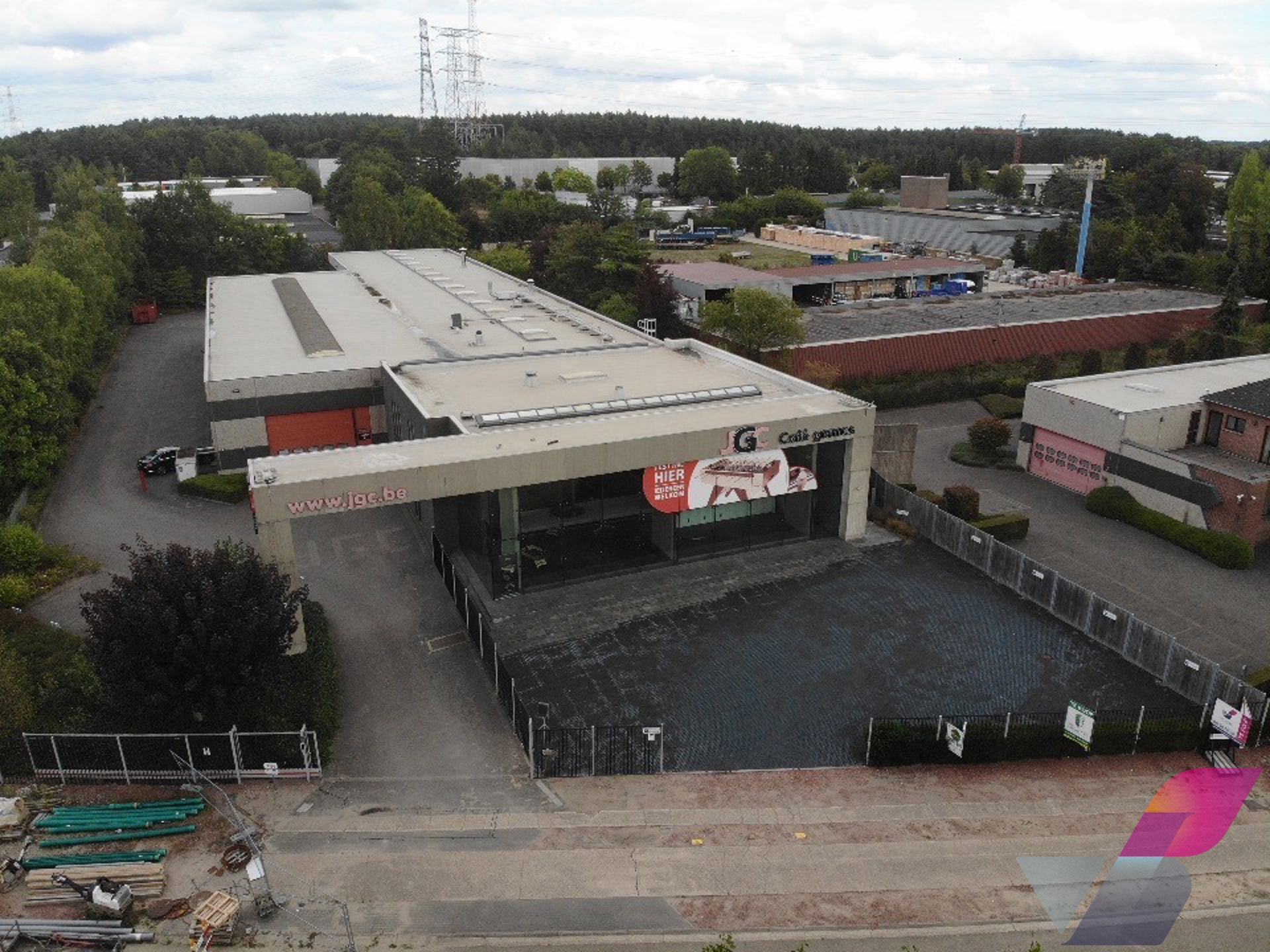 SEMI-INDUSTRIEEL GEBOUW OP ZICHTLOCATIE - foto 2