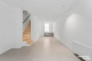 In the heart of Bruges' historic city center lies this charming and fully move-in ready townhouse, recently completely renovated in 2022 with a focus on quality, comfort, and modern living standards. The property has been finished to a very high standard, blending authentic charm with contemporary comfort.<br /><br />Upon entering, you are immediately greeted by the meticulous finishes and a warm, inviting atmosphere.<br /><br />The house features an entrance hall with a guest toilet, a cozy living room overlooking the city courtyard, a well-equipped kitchen, three spacious bedrooms, and two stylish bathrooms with an additional toilet.<br /><br />Additionally, there is a separate laundry room, enhancing the practical layout of the home.<br /><br />Technically, the property scores excellently: the electrical installation is up to code, and the house boasts a favorable energy performance certificate (EPC label B), ensuring energy-efficient and future-proof living.<br /><br />Outside, you will find a lovely city courtyard, a pleasant and low-maintenance outdoor space perfect for relaxing.<br /><br />The location is a major advantage: this home is situated near Bruges' inner ring road and within walking distance of shops, public transportation, schools, services, and parks. This offers a perfect combination of a central location with excellent accessibility.<br /><br />In short, this superbly renovated townhouse is the ideal choice for those looking for a high-quality, atmospheric, and move-in ready home in a prime Bruges location.<br /><br />A unique opportunity for anyone wanting to live comfortably in one of the most beautiful cities in Flanders.