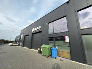 TE KOOP Alken: KMO-unit met kantorenRecent bedrijfsgebouw (272m²) met 2 parking (P8 & P22), gelegen op het industrieterrein "De Kolmen", met een...