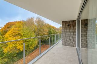 Hoogwaardig gerenoveerd hoekappartement met 2 slaapkamers en 2 terrassen OMGEVING De ideale combinatie van luxe, comfort en bereikbaarheid. Dit...