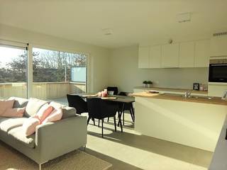 Luxueus afgewerkte woonst/appartement gelegen op de eerste verdieping met 2 slaapkamers te huur.Bestaat uit: * Inkomhal * Ruime woonkamer die geniet...