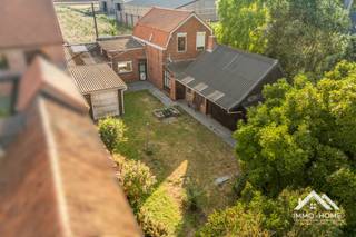 Deze te renoveren woning is gelegen op een perceel van maar liefst 1500 m² in een prachtige landelijke omgeving. Het huis bestaat op het gelijkvloers uit twee helften : links vinden we twee grote leefruimtes, en aan de andere kant van de centrale gang is er een leefkeuken met zicht op de tuin. Op de eerste verdieping is er rond de overloop voorzien in drie slaapkamers. Achteraan het pand zijn er nog meerdere bijgebouwen in gebruik als opslagruimte, en die is er ook in de grote garage aan de rechterkant van de woning. Een fantastische troef bij het pand is de gigantische tuin, met rondom agrarisch uitzicht. Dat zicht heb je trouwens ook aan de voorzijde van de woning. Dit is zonder twijfel een mooie opportuniteit voor iemand die op zoek is naar een renovatieproject in een prachtige landelijke omgeving. Inschrijven via mail naar Tommy@immo-home.be, geen telefonische inschrijvingen! Volg ons op Fb en Insta. Voor meer info: www.immo-home.be. GRATIS SCHATTING & GRATIS FINANCIEEL ADVIES