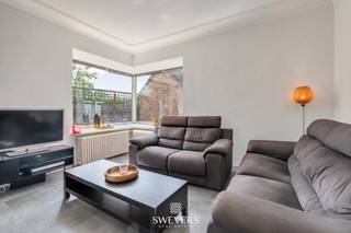 Voor meer info en foto’s, surf naar www.swevers.be – Deze open bebouwing aan de Beverlosesteenweg 392 in Koersel biedt 239 m² bewoonbare oppervlakte, drie slaapkamers en heel wat praktische ruimte. De woning staat op een zuidgericht perceel van 500 m² en werd tussen 2020 en 2022 op verschillende punten vernieuwd. Op het gelijkvloers vindt u een centrale inkomhal, een ruime woonkamer van 33,24 m², een afzonderlijk bureau en een vernieuwde keuken van 21,78 m² met toegang naar buiten. Verder zijn er een berging, apart toilet en vestiaire. De eerste verdieping omvat drie slaapkamers, waarvan de grootste 24,86 m² meet, en een vernieuwde badkamer.<br />Extra opbergruimte is voorzien dankzij een zolder van 54,90 m² en een kelder van 26,09 m². Ook parkeren vormt geen probleem met een aangebouwde garage van 32 m² en een carport van 15 m². Het tuinhuis biedt bijkomende plaats voor fietsen, gereedschap of tuinmateriaal. Tussen 2020 en 2022 werden onder meer de keuken, badkamer, vloer en condensatieketel aangepakt. Ook airco, rolluiken, achterdeur, poort en carport werden voorzien of vernieuwd. Scholen, winkels, horeca en openbaar vervoer bevinden zich op vlot bereikbare afstand. Voor meer informatie, bel 011 255 155. Bron bewoonbare oppervlakte: EPC – verslag.