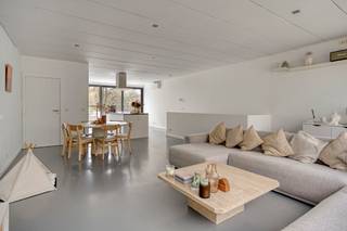 Deze hedendaagse woning is rustig gelegen in een bosrijke omgeving aan Heikant Rotselaar en combineert licht, ruimte en een unieke indeling...