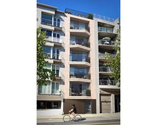 De moderne architectuur van Residentie Dunas is stijlvol geïntegreerd in de prachtige omgeving van Oostduinkerke. Elke verdieping huisvest slechts één appartement, waarmee we u <strong>maximale privacy</strong> bieden en de hoogste normen van <strong>luxe en comfort</strong> garanderen. Bovendien tillen de luxe afwerkingen en de <strong>zongerichte terrassen</strong> de woonervaring naar ongekende hoogten<br /><br />Met een doordachte inzet van vooruitstrevende technologieën op het gebied van energiezuinigheid zoals <strong>geothermische warmtepompen</strong> en <strong>passieve koeling door middel van grondboringen</strong>, streeft de Residentie Dunas naar duurzaamheid en kostenbesparing voor zijn bewoners.<br /><br />Verder bieden onze parkeergarages u het ultieme gemak en zekerheid,<br />zodat parkeren nooit een zorg hoeft te zijn. Uw auto staat steeds veilig en dichtbij.<br /><br />Neem vandaag nog contact met ons op en ontdek het project.