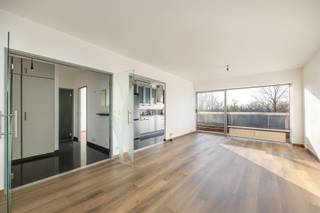 <h3><span>Appartement prêt à l'emploi avec vue sur la verdure</span></h3><p><span>Dans le </span><span>Leiebos</span><span>, </span><span>au troisième étage</span><span> d'un immeuble calme et bien entretenu, vous trouverez cet </span><span>appartement d'une chambre à coucher, prêt à l'emploi</span><span>. </span><span> Grâce à la </span><span>terrasse donnant sur la petite place et la verdure environnante</span><span>, vous vivez ici agréablement au calme, toutes les commodités étant accessibles à pied.</span></p><p><span>Avantages :</span></p><ul><li><span>Appartement au </span><span>3ème étage</span></li><li><span>Ascenseur</span></li><li><span>Porte blindée</span></li><li><span>Prêt à emménager</span></li><li><span>Terrasse avec vue sur la verdure</span></li><li><span>Immeuble calme</span></li><li><span>Idéal pour une </span><span>occupation personnelle ou une location</span></li><li><span>Situation centrale</span></li></ul><p><span>Faits :</span></p><ul><li><span>Chambres : 1</span></li><li><span>Etage : troisième étage</span></li><li><span>Terrasse : oui</span></li><li><span>Ascenseur : oui</span></li><li><span>Porte de sécurité : oui</span></li><li><span>Situation : Leiebos</span></li></ul><p><span>Description:</span><span><br />L'ascenseur permet d'accéder à l'appartement situé au troisième étage. En entrant, on remarque immédiatement le </span><span>caractère soigné et prêt à l'emploi</span><span>. </span><span> Le salon bénéficie d'une lumière agréable et s'ouvre sur la </span><span>terrasse</span><span>, d'où l'on domine la place et la verdure, un endroit agréable pour se détendre.</span></p><p><span>La cuisine est attenante à l'espace de vie et est efficacement équipée. De plus, l'appartement dispose d'</span><span>une chambre à coucher</span><span>, située au calme, et d'une salle de bain fonctionnelle. </span><span>La porte blindée</span><span> augmente le confort de vie et le sentiment d'intimité.</span></p><p><span>L'emplacement est un atout absolu : </span><span>central mais calme</span><span>, avec un grand supermarché, les transports en commun et d'autres commodités accessibles à </span><span>pied</span><span>.</span></p><p><span>Un endroit compact pour vivre avec la paix, la lumière et l'accessibilité.a</span></p>