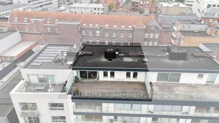 Ontdek deze prachtige penthouse van 96 m² bewoonbare oppervlakte met 2 ruime terrassen (samen 95 m²), gelegen op de zesde verdieping. Geniet van een subliem uitzicht en een toplocatie in het hart van de winkelstraat. Indeling:<br />Inkomhal, Ruime open leef- en zitruimte met toegang tot het grote zonneterras<br />Moderne open keuken met grote raampartijen en zicht op het tweede terras, Berging, Badkamer met douche, wastafel en toilet, 2 slaapkamers.<br />Troeven: Conforme elektriciteit, Gelegen op een toplocatie: midden in de winkelstraat,2 grote terrassen met panoramisch zicht. De gemeenschappelijke verwarming via de syndic wordt per kwartaal betaald.<br />Ondergrondse staanplaats kan gekocht worden voor 24.500 euro extra (G15), bereikbaar via de Markt.<br />De eigendom is momenteel verhuurd, maar bezichtiging is mogelijk op afspraak via 0479 40 24 04 of maggie@vastgoednorman.be.