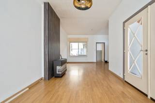 Ben je op zoek naar een woning met veel potentieel in het rustige en gezellige Burcht? Deze charmante woning met 4 slaapkamers biedt een...