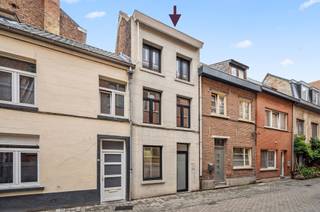 Deze totaal te renoveren woning biedt u de kans om alles naar uw eigen smaak en stijl in te richten. Zowel de technieken als het dak en de...