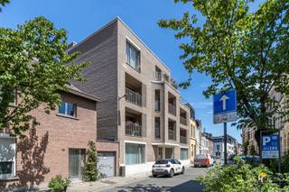 <p><span>Parking bien situé avec ascenseur au cœur de Oud Berchem. L'accès au garage se fait par une porte sectionnelle et passe ensuite par un ascenseur pour voitures jusqu'à l'étage -1, où se trouve l'emplacement. Pour toutes nos offres ou un devis gratuit, allez sur www.hansimmo.be ou appelez le 03/290.30.30.</span></p><p><span> </span></p>