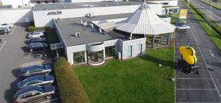 <span>Magazijn met kantoor/showroom en ruime parking</span><br /><br />- magazijn 1.620m² <br />- kantoor/showroom 872m²<br />- ruime parking 40 plaatsen