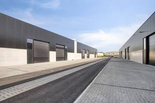Nieuwbouw KMO-unit van ca. 180 m² in project Saturnus te Sint-Baafs-Vijve. Voorzieningen: - Parkeerplaats- Lichtstraat- Gepolierde...