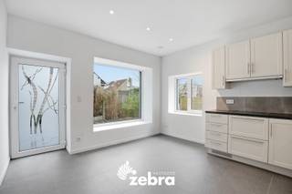 Deze woning is ideaal gelegen in het hartje van Rumbeke, waar bakkers, slagers, scholen en andere voorzieningen zich op wandel- en fietsafstand bevinden. Bovendien ligt het befaamde Provinciedomein Sterrebos en AZ Delta op een beperkte afstand. Dankzij de vlotte verbinding naar de ring geniet u van optimaal wooncomfort en bereikbaarheid.<br /><br />De inkomhal geeft toegang tot de technische ruimte, gastentoilet en badkamer met inloopdouche en lavabomeubel. De woonkamer sluit aan op de lichtrijke keuken met grote raampartijen, die zorgen voor een overvloed aan natuurlijk licht.<br />Daarnaast biedt de keuken directe toegang tot de oostgerichte tuin. Op de eerste verdieping bevinden zich 2 volwaardige slaapkamers. Op het tweede verdiep treft u een derde slaapkamer aan.<br /><br />Deze instapklare halfopen bebouwing werd in 2025 volledig gerenoveerd. Dankzij de conforme elektriciteit en EPC-label A geniet je van een zorgeloze aankoop. De woning beschikt tevens ook over 6 zonnepanelen, vloerverwarming, wandverwarming in de slaapkamers, ventilatiesysteem D+ en een regenwaterput van 5000 liter.<br /><br />Bestuursmaatregelen in het maatregelenregister: nee<br /><br /><strong>Ook wild geworden van deze thuis?<br />Twijfel niet langer en leg vandaag nog uw bezoek vast!</strong>