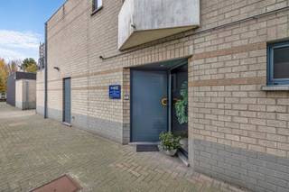 <p>Deze uitzonderlijke eigendom combineert wonen en werken op één locatie. Het pand omvat een woning van ±312 m², een ruime dubbele garage, een atelier/werkplaats van ±300 m² en een uitgestrekte tuin die het geheel compleet maakt.</p>
<p>Via de zijkant betreedt u de ruime inkomhal, het hart van het gelijkvloers. Rechts bevindt zich de wasplaats, die doorloopt naar een etalageruimte met straatzicht. Links leidt de hal naar een grote bergruimte, verdeeld in opslag en vestiaire, met achterdeur naar atelier en tuin. Wie via de dubbele garage binnenkomt, komt in een patio met drie extra ruimtes: technische ruimte, fietsenberging en opslag voor seizoenmateriaal.</p>
<p>Op de eerste verdieping ligt de open woonruimte met eetplaats en volledig uitgeruste keuken, inclusief ontbijthoek met tuinzicht. De keuken geeft toegang tot bureauruimte en terras. De circulaire indeling zorgt voor vlotte doorloop naar de centrale hal met gastentoilet. Op de tweede verdieping bevindt zich de nachthal met drie slaapkamers en een badkamer met ligbad, douche, toilet en dubbele lavabo.</p>
<p>Het atelier is volledig afgescheiden, toegankelijk via een oprit geschikt voor bestelwagens. Bij binnenkomst is er een ontvangst- of wachtruimte, van waaruit men naar het atelier of bureauruimte gaat, met toegang tot laad- en loszone via een 3x3,5 m brede poort. Ideaal voor opslag, ambacht of productie.</p>
<p>Achter het atelier ligt een diepe tuin van ±750 m² met tuinberging en overdekt terras, geschikt voor hobby of extra opslag. Het pand bevindt zich in een ambachtelijke zone, met uitbreidingsmogelijkheden, inclusief optie tot aankoop van de te renoveren woning ernaast (huisnr. 49).</p>
<p>Een unieke kans voor wie wonen en werken wil combineren op toplocatie!</p>