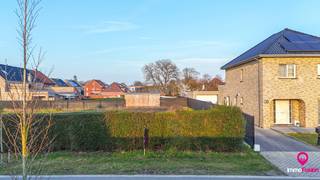 Bent u op zoek naar de ideale locatie om uw droomwoning te realiseren? Deze bouwgrond in een rustige straat in Stal (Beringen) biedt een uitstekende combinatie van bereikbaarheid, ruimte en een groene omgeving.<br /><br />Het perceel heeft een oppervlakte van 4,94 are en beschikt over gunstige afmetingen van 15,5 meter breed en 28,50 meter diep. Hierdoor zijn er tal van mogelijkheden om een comfortabele woning te bouwen met voldoende buitenruimte.<br /><br />De ligging is een absolute troef: u geniet hier van een vlotte verbinding naar omliggende gemeenten en belangrijke invalswegen, terwijl u toch in een rustige en groene buurt woont, vlakbij het centrum van Stal.<br /><br />Bovendien zijn er reeds vergunde mogelijkheden voorzien voor een carport en een terras, wat u meteen extra comfort en flexibiliteit biedt bij het ontwerpen van uw woning. Ook een tuinhuis van 5 x 3 meter is vergund, ideaal voor extra opslag of hobbyruimte.<br /><br />Kortom, deze bouwgrond biedt alles wat u nodig heeft om uw woonproject te realiseren op een aangename en goed bereikbare locatie.<br /><br />- Goede verbinding<br />- Rustige ligging vlakbij Stal<br />- Groene omgeving<br />- Perceel van 4,94 are met ideale afmetingen<br />- Vergunde carport, terras en tuinhuis<br /><br /><span>Maatregelen opgenomen in het Maatregelenregister: nee</span><br /><br /><span>Voor een bezichtiging ter plaatse of meer info, bel ons op 078/78.78.70, of kom gewoon binnen op ons kantoor, steeds welkom!</span>