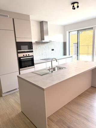 Nieuwbouwwoning te huur in Wieze - instapklaar en energiezuinig.Ben je op zoek naar een moderne en comfortabele woning in een rustige buurt? Deze...