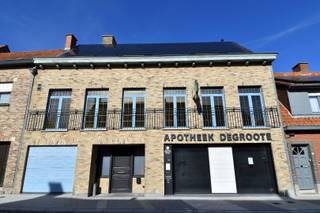 Deze eigendom is allesbehalve een doorsnee woning. De combinatie van een professionele ruimte op het gelijkvloers en een stijlvolle woongelegenheid op de verdiepingen maakt van dit pand een eigendom met een uitzonderlijk karakter en tal van mogelijkheden.<br /><br />Indeling als volgt:<br />Het gelijkvloers deed tot voor kort dienst als apotheek en biedt dan ook een ruime en veelzijdige indeling. U beschikt er over een royale winkel- en ontvangstruimte, een bureauruimte, diverse praktische bergruimtes, sanitair en een rechtstreekse toegang tot de kelder.<br />Deze verdieping leent zich uitstekend voor een handelszaak, kantoor, praktijkruimte of andere professionele invulling.<br /><br />Via de eerste verdieping betreedt u het bijzonder ruime woongedeelte. Vanaf het eerste moment valt de aangename sfeer en de verzorgde afwerking op.<br /><br />De prachtig uitgewerkte keuken vormt samen met de royale leefruimte het kloppende hart van de woning. De aangename leefruimte geniet van een mooie lichtinval en biedt volop plaats om te ontspannen en gezellig samen te zijn.<br /><br />Aansluitend bevindt zich een bureauruimte met een fraaie ingebouwde bibliotheek, gevolgd door een eerste slaapkamer. De badkamer is uitgerust met een dubbele lavabo, douche en ligbad. Verder zijn er een afzonderlijk toilet en een praktische wasplaats.<br /><br />Aan de achterzijde vormt de veranda een heerlijke plek om in alle rust te genieten van het uitzicht en de omgeving. Vanuit de veranda bereikt u het verhoogde terras, dat uitkijkt over de prachtig aangelegde tuin.<br /><br />Op de tweede verdieping bevinden zich nog 3 ruime slaapkamers, waardoor de woning in totaal over 4 slaapkamers beschikt. De zolderverdieping biedt bovendien heel wat bijkomende bergruimte.<br /><br />De prachtig aangelegde tuin is een absolute troef van deze eigendom. De groene omgeving creëert een gevoel van rust en privacy en biedt volop ruimte om te genieten van zonnige dagen, gezellige momenten en het buitenleven.<br /><br />Een bijzonder grote meerwaarde is de aanwezigheid van een lift. Deze bedient alle niveaus, van de kelder tot en met de tweede verdieping, en zorgt voor een uitzonderlijk wooncomfort.<br /><br />EXTRA TROEVEN: zonnepanelen (24 stuks), CV op aardgas, ...<br /><br />Onze ref. DEV5225