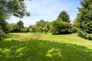 [[ DIT PAND NEEMT DEEL AAN DE ERA OPEN HUIZEN DAG OP 19/9 VAN 13:00 TOT 14:00 ]]
<p>Op zoek naar een woning met veel potentieel, ruimte en een rustige ligging in het groen? Dan is deze eigendom aan de Kleibergstraat 65 te Brakel zeker een bezoek waard.</p>

<p>Deze verzorgde woning beschikt momenteel over <strong>2 volwaardige slaapkamers</strong>, met bovendien de mogelijkheid om eenvoudig een <strong>derde slaapkamer</strong> te creëren. Daarnaast is er nog een <strong>polyvalente ruimte</strong> aanwezig die perfect kan worden ingericht als <strong>vierde slaapkamer, bureau, hobbyruimte of praktijkruimte</strong>.</p>

<p>De woning omvat verder een gezellige <strong>leefruimte</strong>, een functionele <strong>keuken</strong>, <strong>1 badkamer</strong>, een <strong>berging</strong> en een <strong>apart gastentoilet</strong>. Ook een <strong>garage</strong> maakt deel uit van het geheel.</p>

<p>Op energetisch vlak beschikt de woning over een <strong>gunstig EPC-label C</strong>. Hoewel de verwarming momenteel gebeurt via stookolie, werd reeds geïnvesteerd in <strong>16 zonnepanelen</strong>, wat bijdraagt aan een lagere energiefactuur en een duurzamer wooncomfort.</p>

<p>Buiten geniet u van een aangename tuin met een <strong>tuinhuis</strong> en een <strong>vergund duivenkot</strong>. De eigendom is gelegen in een <strong>prachtige groene omgeving</strong>, waar rust, natuur en privacy centraal staan.<br /><br />Een ideale woning voor wie op zoek is naar ruimte, uitbreidingsmogelijkheden en een landelijke woonomgeving in het mooie Brakel.</p>

<p><strong>Interesse? Neem contact op voor meer informatie of een bezoek ter plaatse.</strong></p>