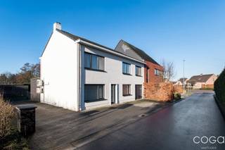 Mooi gerenoveerde woning, halfopen bebouwing op 556m². Het eigendom is rustig gelegen kortbij het dorp van Sint-Lenaarts, winkels en openbaar...