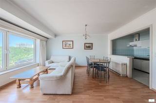 Dit charmante appartement van 53 m² is gelegen in Middelkerke en biedt een ideale pied-à-terre voor wie op zoek is naar comfort en praktische leefruimte. De woning beschikt over een optimale indeling met een ruime woonkamer-eetkamer die natuurlijk licht binnenkrijgt, een volledig uitgeruste keuken en een functionele badkamer.De woonkamer is voorzien van grote ramen die een aangename leefomgeving creëren met als extra troef mooi zicht. Het interieur combineert functionaliteit met gezelligheid en moderne afwerking. De geïntegreerde keuken is voorzien van standaardapparatuur en biedt voldoende werkruimte.De badkamer is praktisch ingedeeld met een badkuip, dubbel wastafelmeubel en toilet, afgewerkt met tegels.De ligging nabij winkels en voorzieningen maakt dagelijks leven aangenaam. De sterke punten zijn de heldere ruimten, praktische indeling en centrale ligging in het dorp. Dit is een aantrekkelijk beleggingsobject of woonruimte voor wie waarde hecht aan eenvoud en functionaliteit op een prime locatie aan de Belgische kust.