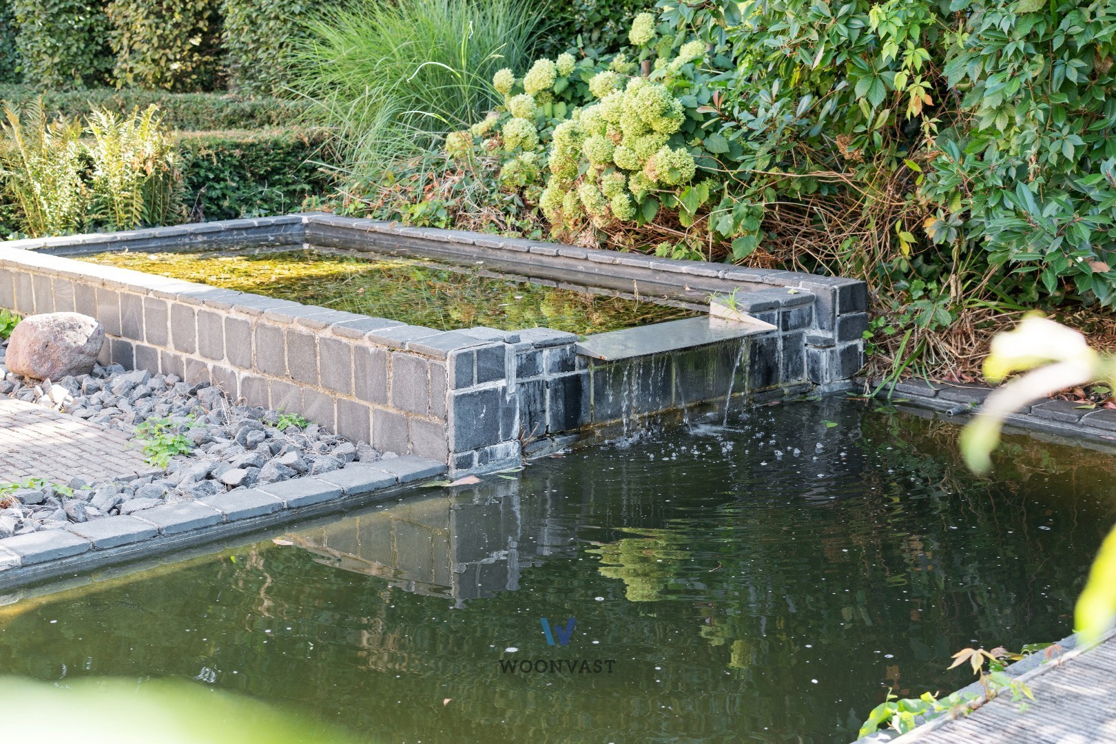 Villa de charme avec jardin ensoleillé et piscine naturelle sur 840 m² - photo 3