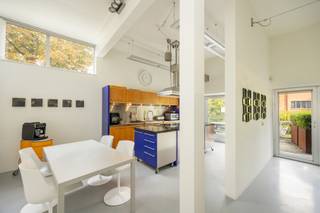 <p><strong>ARCHITECTENWONING MET MULTIFUNCTIONELE RUIMTE TE KOOP – VELTWIJCKPARK EKEREN</strong><br />Zoekt u een unieke woning waar u wonen en werken perfect kunt combineren, met extra ruimte voor uw gezin, een atelier of hobby? Wilt u centraal wonen met de natuur binnen handbereik en heeft u een hart voor moderne architectuur? Dan is deze eigendom precies wat u zoekt.</p>
<p><strong>LOCATIE & OMGEVING </strong><br /><strong>Immo Point VANDAELE</strong> stelt met trots deze architecturale parel voor. U woont hier uiterst centraal, op 450 m van het levendige centrum, 700 m van de Antwerp International School en diverse scholen binnen 1 km. Het treinstation ligt op 850 m met rechtstreekse verbindingen naar Antwerpen en Brussel, en via nabijgelegen fietsostrades staat u op 8,6 km op de Grote Markt van Antwerpen.</p>
<p>Daarnaast woont u in een groene oase: steek simpelweg de straat over voor een wandeling of hardloopsessie rond Kasteel Hof van Veltwijck, in het Veltwijckpark en in natuurgebied De Oude Landen.</p>
<p><strong>ARCHITECTUUR & TECHNIEK </strong><br />Gebouwd naar een sprekend ontwerp van architect Lou Jansen. De doordachte architectuur combineert functionaliteit met een overvloed aan natuurlijk licht.</p>
<p><strong>INDELING VAN DE WONING </strong><br /><strong>Gelijkvloers </strong><br />(Wonen & werken, atelier of hobby) Een multifunctionele ruimte van ca. 70 m² met afzonderlijke inkom en badkamer, ideaal voor een vrij beroep, praktijk of atelier. Daarnaast is er een apart bureel met rustgevend zicht op de tuin.</p>
<p><strong>Eerste verdieping </strong><br />De inkomhal is toegankelijk via een karakteristieke buitentrap. De royale, lichtrijke leefruimte (ca. 60 m²) beschikt over een gashaard en een speel- of leeshoek. De grote leefkeuken (ca. 25 m²) biedt directe toegang tot het terras. Verder vindt u hier een praktische waskamer en toilet.</p>
<p><strong>Tweede verdieping </strong><br />De nachthal heeft een apart nachttoilet en geeft toegang tot 3 volwaardige slaapkamers (elk ca. 14 m²) en een comfortabele, ruime badkamer.</p>
<p><strong>Ondergronds</strong> <br />Er is een ruime kelder én een aparte archiefruimte.</p>
<p><strong>PERCEEL & TUIN </strong><br />De ligging op een hoekperceel zorgt voor een maximaal gevoel van licht en ruimte. De volwassen, prachtig aangelegde tuin met idyllische vijverpartij creëert een heerlijk 'cocoon-effect'.</p>
<p><strong>KORTOM</strong> <br />Een lichtrijke architectenwoning met een zee aan ruimte op een toplocatie tegenover het Veltwijckpark, vlak bij alle voorzieningen en met een tuin om volledig tot rust te komen.</p>
<p><strong>BEWOONBARE OPPERVLAKTE</strong><br />De vermelde bewoonbare oppervlakte is gebaseerd op de bruikbare vloeroppervlakte uit het EPC.</p>