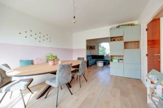 <p><span>Deze instapklare woning met 4 à 5 slaapkamers is rustig gelegen in de Ekerseveldslagstraat in Ekeren. Dankzij de aangename woonomgeving geniet je hier van een rustige ligging, terwijl winkels, scholen, openbaar vervoer en andere dagelijkse voorzieningen vlot bereikbaar zijn. Ook de belangrijkste invalswegen richting Antwerpen en omliggende gemeenten zijn gemakkelijk bereikbaar.</span></p><p><span>De woning beschikt over een lichtrijke en aangename leef- en eetruimte met aansluitend toegang tot de aparte keuken en tuin. De tuin is voorzien van een aangelegd terras en vormt een fijne plek om buiten te genieten. Verder beschikt de woning over 4 volwaardige slaapkamers, met de mogelijkheid om een extra kamer in te richten als vijfde slaapkamer, bureau of hobbyruimte. Daarnaast zijn er een badkamer, kelder en zolder die extra stockage voorzien.</span></p><p><span>Indeling</span></p><p><span>· Inkomhal<br />· Lichtrijke leef- en eetruimte<br />· Keuken<br />· Badkamer<br />· 4 à 5 slaapkamers<br />· Kelder<br />· Zolder met extra stockage<br />· Tuin met aangelegd terras</span></p><p><span>Troeven</span></p><p><span>· Instapklare woning<br />· 4 à 5 slaapkamers<br />· Lichtrijke leef- en eetruimte<br />· Aangename tuin met aangelegd terras<br />· Extra bergruimte dankzij kelder en zolder<br />· Rustige ligging<br />· Geschikt voor grotere gezinnen of wie extra ruimte zoekt</span></p><p><span>Afmetingen en oppervlaktes zijn indicatief.</span></p><p><span>Ben jij geïnteresseerd in deze ruime woning in Ekeren, ben je op zoek naar ander vastgoed of wens je de waarde van jouw eigendom te kennen? Dan ben je bij BOLT immo aan het juiste adres! Wij helpen jou graag verder.</span></p>