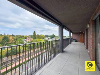 <p><span>Prachtig instapklaar 2-slaapkamerappartement met ruim zonneterras en garagebox in hartje Mortsel</span></p><p><span>Welkom in dit stijlvolle en moderne appartement, gelegen in een recente residentie met lift, midden in het bruisende centrum van Mortsel. Dit instapklare appartement combineert een hoogwaardige afwerking, veel natuurlijk licht en optimaal wooncomfort. Bovendien is een ruime afgesloten garagebox inbegrepen in de huurprijs.</span></p><h3><span>Indeling</span></h3><p><span>Bij het betreden van het appartement komt u terecht in de ruime leefruimte met grote schuiframen die uitgeven op een prachtig terras van ca. 30 m². Dankzij de uitstekende oriëntatie geniet u hier van een indrukwekkend uitzicht en volop natuurlijk licht.</span></p><p><span>De open keuken is volledig uitgerust met moderne inbouwtoestellen en beschikt over een centraal kookeiland met een werkblad in betonlook. De combinatie van warme houtaccenten en een strak design zorgt voor een stijlvolle en gezellige uitstraling.</span></p><p><span>De moderne badkamer is afgewerkt met kwaliteitsvolle materialen en voorzien van een ruime inloopdouche met glazen wand en hoogwaardig sanitair. Daarnaast is er een apart gastentoilet en een praktische berging.</span></p><p><span>Het appartement beschikt over twee volwaardige slaapkamers. De master bedroom is uitgerust met een ruime ingebouwde spiegelkast die zowel elegantie als extra opbergruimte biedt. De tweede slaapkamer is momenteel ingericht als bureauruimte.</span></p><p><span>Het royale terras is bereikbaar vanuit zowel de leefruimte als de slaapkamers en vormt een heerlijke plek om te ontspannen en te genieten van het open uitzicht.</span></p><p><span>Op niveau -1 bevindt zich een ruime afgesloten garagebox, inbegrepen in de huurprijs.</span></p><h3><span>Ligging</span></h3><p><span>Het appartement maakt deel uit van een recente residentie met lift en is gelegen in een aangename, groene en voetgangersvriendelijke omgeving. Winkels, scholen, openbaar vervoer en andere dagelijkse voorzieningen bevinden zich op wandelafstand, waardoor u geniet van een uitstekende bereikbaarheid.</span></p><h3><span>Troeven</span></h3><ul><li><span>Instapklaar en modern afgewerkt appartement</span></li><li><span>2 volwaardige slaapkamers</span></li><li><span>Ruim terras van ca. 30 m² met prachtig open uitzicht</span></li><li><span>Veel natuurlijke lichtinval</span></li><li><span>Volledig uitgeruste open keuken</span></li><li><span>Praktische berging</span></li><li><span>Vloerverwarming</span></li><li><span>Lift aanwezig</span></li><li><span>Ruime afgesloten garagebox inbegrepen in de huurprijs</span></li><li><span>Centrale ligging in het centrum van Mortsel</span></li><li><span>Gunstig EPC</span></li></ul><p><span>Onmiddellijk beschikbaar</span></p>