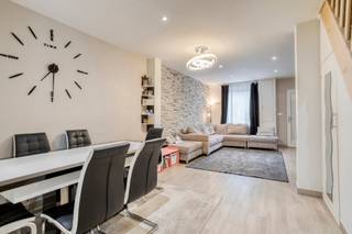 Instapklare gezinswoning, volledig gerenoveerd in 2024!
Op zoek naar een woning waar comfort, ruimte en energiezuinigheid hand in hand gaan? Dan is deze prachtig gerenoveerde halfopen bebouwing zeker het ontdekken waard!
De woning werd in 2024 volledig gerenoveerd en biedt vandaag alle comfort om er meteen zorgeloos te wonen. Met maar liefst 4 slaapkamers (waarvan één op het gelijkvloers) is er ruimte voor het hele gezin, een thuisbureau of hobbyruimte.
De ruime keuken met prachtig zicht op de tuin vormt het ideale hart van de woning. De mooie tuin biedt bovendien een heerlijke plek om te ontspannen, te genieten met familie en vrienden of gewoon tot rust te komen.
Ook op energetisch vlak heeft deze woning heel wat te bieden. Dankzij het EPC-label B woon je vandaag al energiezuinig. Met de plaatsing van zonnepanelen is zelfs een EPC-label A mogelijk. De elektrische installatie is bovendien volledig conform.
De centrale ligging is een absolute troef: winkels, scholen, openbaar vervoer, horeca en andere dagelijkse voorzieningen bevinden zich allemaal in de onmiddellijke omgeving.
De belangrijkste troeven:
Halfopen bebouwing
Gerenoveerd in 2024
4 slaapkamers
Ruime keuken met zicht op de tuin
Mooie tuin
EPC B, potentieel A met zonnepanelen
Elektriciteit conform
Centrale ligging

Kortom, een instapklare woning met ruimte en toekomstgerichte energieprestaties. Zeker een bezoek waard! Contacteer ons via kurt@immoaccenta.be