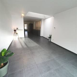 Deze woning moet je echt binnen gezien hebben om de ruimte te ervaren! Dit is een instapklare, gerenoveerde stadswoning die verbouwd werd naar...