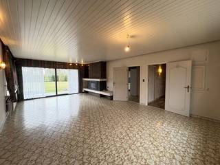 Uitsteken gelegen, ruimte, rust en een degelijke woning.<br />Gelegen nabij het bruisende Lochristi vind je deze statige woning. Betreft een laagbouwwoning met volgende indeling:<br />Inkom, gastentoilet, leefruimte met zicht op de ruime tuin, keuken, 3 slaapkamers, badkamer en garage.<br />Snoeiwerken worden jaarlijks uitgevoerd door tuinman van de verhuurder, onderhoud verwarmingsketel door loodgieter verhuurder (aandeel 150 EUR/maand).<br />Huurprijs: 1.150 EUR / maand<br />Info en bezoek enkel na afspraak op kantoor NV Danimmo (info@danimmo.be - 09 253 51 93)