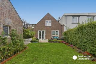 Op een vlot bereikbare ligging nabij de Elisabethlaan in Oostende bevindt zich deze ruime halfopen woning op een perceel van 448 m². Met een bruikbare vloeroppervlakte van ca. 180 m², een aangename tuin en een ruime garage biedt deze woning heel wat mogelijkheden voor wie op zoek is naar ruimte op een centrale ligging.<br /><br />Op het gelijkvloers omvat de woning een inkomhal, ruime leefruimte met veel lichtinval, een grote keuken met eetplaats, wasplaats met toilet en toegang tot een praktische kelder. Verder is er een aangename tuin met zongericht terras. De ruime garage van ca. 31 m² vormt een bijkomende troef.<br /><br />Op de eerste verdieping bevinden zich een ruime nachthal, twee bijzonder grote slaapkamers en een badkamer met ligbad, toilet en lavabomeubel. Extra stockageruimte is eveneens aanwezig.<br /><br />De woning beschikt over centrale verwarming op aardgas met condenserende ketel en verder werden de ramen al vernieuwd, elektriciteit en de waterleidingen.<br /><br />Benieuwd naar deze ruime gezinswoning met veel potentieel, gelegen op een mooi perceel en met een uitstekende bereikbaarheid?<br /><br />Bel ons op het nummer 059/250 590 om uw bezoek vast te leggen!