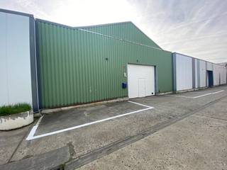 Opslagruimte te huur in Dendermonde langs de Zeelsebaan met vlotte ontsluiting naar E17. Het magazijn van 668 m² beschikt over 5 meter vrije...