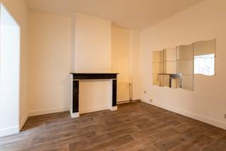 ENKEL VOOR STUDENTEN!<br /><br />Studentenkamer op top locatie!<br />In het midden van de studentenbuurt tussen de campussen van de UA en de Ossemarkt vinden we deze net gerenoveerde studentenstudio<br /><br />De kamer zelf is gelegen op de derde verdieping en beschikt over een eigen keuken.<br />De keuken zal nog worden afgewerkt en er wordt nog een koelkast geplaatst.<br />Verder heeft de kamer een eigen douche en toilet<br /><br />De maandelijkse lasten zijn 90 euro incl water, verwarming, elektriciteit, afvalverwerking en internet.<br /><br />EPC B<br /><br />ENKEL VOOR STUDENTEN!