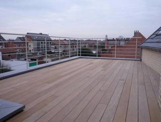 <p>Modern appartement met zuid gericht terras op toplocatie. Op zoek naar een modern, uitstekend gelegen appartement vlakbij het centrum van Mechelen en toch in een groene omgeving? Dan is dit misschien exact wat je zoekt! <br />Vlakbij winkels, restaurants, ... biedt dit appartement tal van mogelijkheden en is het dé ideale uitvalsbasis. Het appartement is voorzien van dubbele belgazing, centrale verwarming en heeft een ruim zuid gericht terras om gezellig te genieten van de zon.<br /><br />Indeling: het appartement op de 2de verdieping is bereikbaar via lift of trap en omvat: inkomhal, apart toilet met lavabo, ruime lichtrijke leefruimte door de grote raampartijen, met geïnstalleerde keuken en toegang tot het groot terras (21m²) via een schuifraam, badkamer met ligbad en een enkele lavabo. Verder zijn er nog 2 slaapkamers en een berging.<br />Mogelijk om garage bij te kopen: €29.500<br /><br />Concreet: een modern, gezellig appartement met alle comfort.<br />Fantastisch gelegen voor wie centraal wil wonen en alles bij de hand wil hebben. <br />Goed gelegen met goede bereikbaarheid van Brussel en Antwerpen via de E19 en toch vlakbij het centrum.<br />EPC B.<br />Mogelijk om garage bij te kopen: €29.500<br /><br />Interesse? Reageer op de advertentie of contacteer ons via info@woningzorg.be</p>