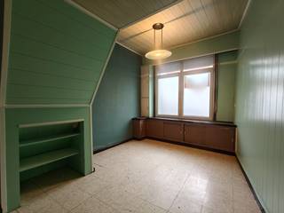 Bij het betreden van deze woning komt u terecht in de inkom die u leidt naar de woonkamer. Aansluitend bevindt zich de keuken, die voorzien is van...