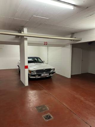 Res. FrarodyRuime autostaanplaats in residentie op Zeedijk-Het Zoute, Westhinderstraat, nabij de Wandeldijk.Mooie doorrijhoogte bij hoofdpoort in de...