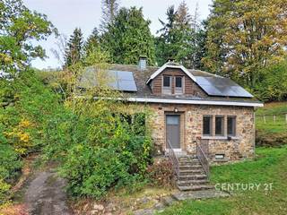 <p>Prachtige woning met vakantiewoning en mogelijkheden op een perceel van 35 are 86.</p><p>Je komt de woning meteen binnen in de inkomhal, aansluitend heb je de lichtrijke leefruimte met kachel, een ruimte voor keuken, een wasplaats/berging en een slaapkamer.<br />Op de 1ste verdieping zijn er 3 slaapkamers waarvan 2 zeer ruime die nog opgesplitst kunnen worden in extra kamers , en een badkamer.<br />Ook is er een volledige kelder die ideaal is als stockage. Hier kan je ook de garage terugvinden.</p><p>Bij deze woning zijn alreeds de ramen, dak, ... al vernieuwd en recent zonnepanelen geplaatst.</p><p>Verder beschik je ook van een gîte (vakantiewoning) die recent is gebouw met de nodige vergunningen en registratie voor verhuur. Deze heeft een keuken, zitruimte, ruime slaapkamer en een badkamer. buiten heb je een patio met een ruim terras om heerlijk te genieten van de natuur.</p><p>De tuin is prachtig aangelegd en hier kan je heerlijk vertoeven en genieten van de rust.<br />Hier heb je rechts mogelijkheid om een woonst te bouwen (extra bouwgrond).</p><p>Kortom een zeer ruime woning met opfrissingswerken (zoals gyproc, behang/schilderwerken, keuken en badkamer nog te plaatsen, ...) op een unieke centrale locatie die ideaal is voor wandelaars, fietsers, ... met alles bij de hand zoals winkels, station, ...</p><p>Vlotte verbinding met Luxemburg, Spa en Stavelot.</p><p>Contacteer ons voor meer info op 016 90 10 21 of info@future-home.be.</p><p>EPC: 329 kWh/m² jaar UC: 20250411008763</p><p>Woongebied, Vergunning, Geen verkavelingsvergunning, Geen dagvaarding, Geen voorkooprecht</p>