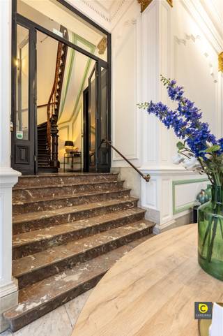 <p><span>Maison de maître unique avec locaux commerciaux, chambres d'hôtes, logements &amp; garage</span></p><p><span>Dans un quartier dynamique et en plein essor, entouré de restaurants, de cafés et de galeries agréables et à quelques pas de l'Escaut, vous découvrirez cette maison de maître exceptionnelle. C'est un endroit où l'authenticité et le confort moderne se marient parfaitement, et où vous pouvez vivre, travailler et investir en même temps. La rénovation complète et l'aménagement ont transformé ce bâtiment majestueux en une combinaison harmonieuse d'un immeuble commercial, de trois élégantes chambres d'hôtes, d'une spacieuse résidence en duplex et d'un garage pratique avec accès par la rue située derrière.</span></p><p><span> </span></p><p><span>Une ambiance de caractère</span></p><p><span>En pénétrant dans l'imposant hall d'entrée, on ressent immédiatement la grandeur d'antan : hauts plafonds, moulures ornées, parquets chaleureux et cheminées en marbre créent une atmosphère à la fois élégante et accueillante. De ce hall, on accède à la fois à la propriété commerciale et au garage. Au rez-de-chaussée se trouve une première chambre d'hôtes avec salle de bains privée, idéale pour ceux qui recherchent confort et intimité. Le premier étage comprend deux autres chambres d'hôtes, chacune dotée d'une salle de bains fraîche et moderne, permettant à vos invités de profiter d'une expérience hôtelière luxueuse dans un cadre authentique.</span></p><p><span> </span></p><p><span>Au deuxième étage, vous profiterez d'une magnifique cuisine avec un élégant îlot de cuisine noir qui s'intègre parfaitement à une généreuse table à manger. C'est un endroit qui vous invite à vous réunir, à cuisiner et à recevoir des invités. Dans le confortable salon voisin, vous pourrez vous détendre après une journée bien remplie. À l'étage, vous trouverez deux chambres, dont l'une sert actuellement de bureau et l'autre s'est transformée en une spacieuse suite parentale avec dressing et salle de bains moderne avec baignoire, buanderie et espace de rangement supplémentaire.</span></p><p><span> </span></p><p><span>Confort contemporain &amp; Finitions de haute qualité</span></p><p><span>La maison a été rénovée dans un souci de durabilité et de confort contemporain. Vous disposez de double vitrage, d'une électricité renouvelée, d'un toit isolé, d'un chauffage au gaz naturel, de 26 panneaux solaires, de l'air conditionné, d'installations sanitaires modernes et d'une peinture récente. En prime, la terrasse sur le toit offre une vue imprenable sur la ville - un endroit à couper le souffle qui vous invite à profiter chaque jour de la paix, de la lumière et de l'espace, au-dessus de la vie trépidante qui règne en bas.</span></p><p><span> </span></p><p><span>Une plus-value attrayante pour les investisseurs</span></p><p><span>Ce bien unique offre également une valeur ajoutée particulièrement intéressante. En raison de son excellente situation et de son haut niveau de confort, les chambres d'hôtes sont presque continuellement louées, ce qui, avec la propriété commerciale, assure un revenu supplémentaire stable et agréable de 4 000 euros par mois en moyenne. De plus, grâce à la technologie intégrée, la gestion est extrêmement efficace, même lorsque vous n'êtes pas à la maison.</span></p><p><span> </span></p><p><span>Ici, vous ne vivez pas seulement dans un patrimoine exceptionnel, vous investissez dans un bien qui allie beauté, fonctionnalité et rentabilité d'une manière rare et élégante.</span></p>