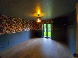 Midden in het groen, in een doodlopende straat, ligt deze recent gerenoveerde open bebouwing.<br />Zeer rustig gelegen doch op wandelafstand van centrum Oostham.<br /><br />Via de voordeur komt men in een ruime inkomhal met rechts een grote woonkamer en open keuken. Vanuit de keuken kan je naar de ruime wasruimte of langs de berging met vestiaire terug naar de inkomhal. De inkomhal geeft ook uit op een lange gang met toegang tot de badkamer met toilet, apart toilet, de drie slaapkamers en de garage. Alles bevindt zich op het gelijkvloers met over heel de oppervlakte nog een onafgewerkte zolder waar gerust nog kamers bijgemaakt kunnen worden. Toegang naar tuin en terras kan via de keuken, grote schuifdeur in de woonkamer of de garage.<br /><br />De keuken is volledig uitgerust en voorzien van alle modern comfort. <br />Er kan verwarmd worden met de centrale verwarming op gas en in de woonkamer met ingebouwde pelletkachel of de airco/warmtepomp. Het driedubbel glas en de isolatie houden heel het huis op een aangename temperatuur.<br />Er is dan ook een gunstige EPC score van 194kwh/jaar oftewel Label B.<br /><br />Parkeerplaats is er genoeg voor de woning en in de dubbele garage waar nog extra bergruimte aanwezig is.<br />In de volledig omheinde tuin staat ook nog een tuinhuis.<br /><br />Momenteel is het pand verhuurd.